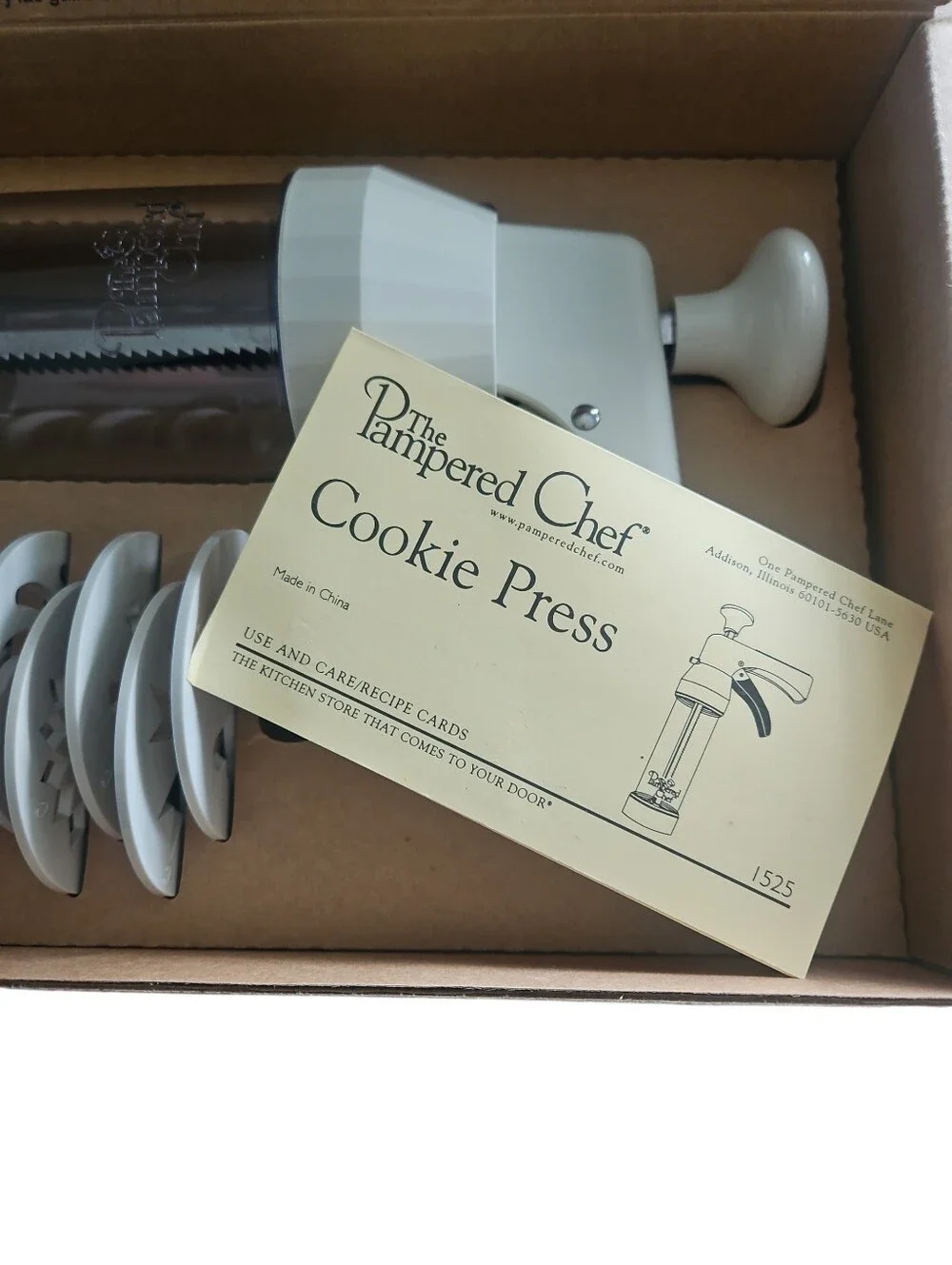 The Pampered Chef Tan Cookie Press - Easy Dough Dispenser Open Box
